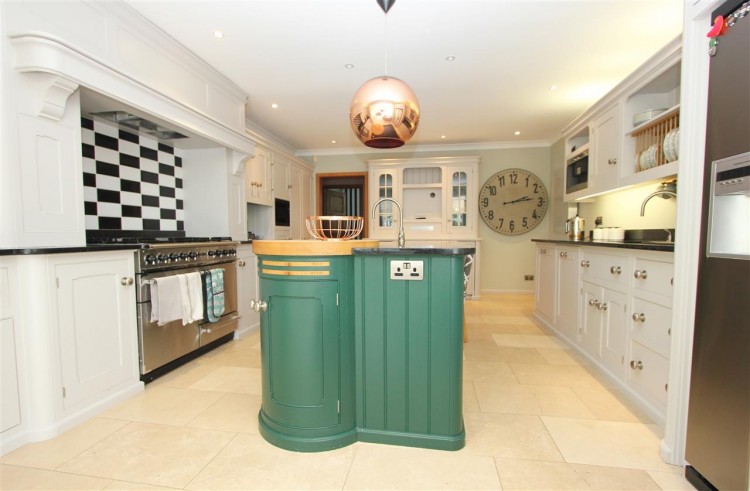Images for Glebe Hyrst, South Croydon