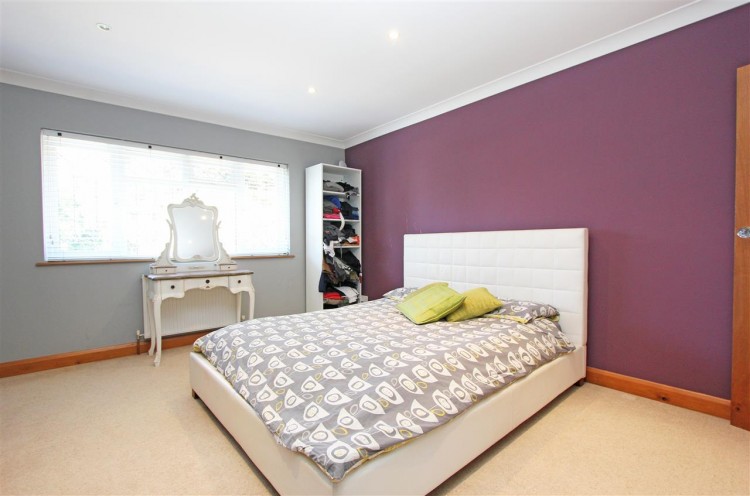 Images for Glebe Hyrst, South Croydon