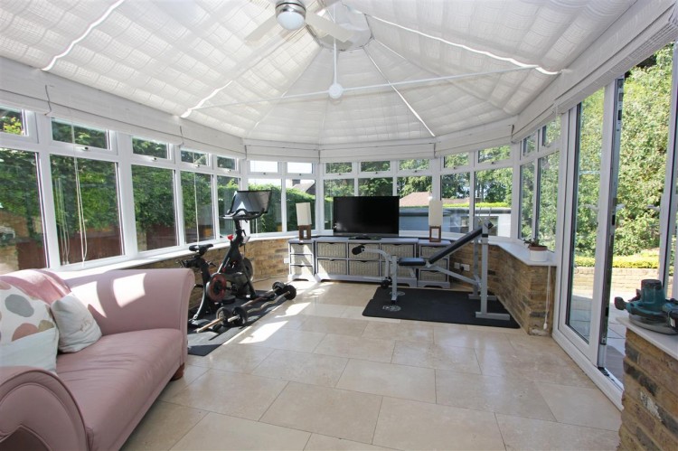 Images for Glebe Hyrst, South Croydon