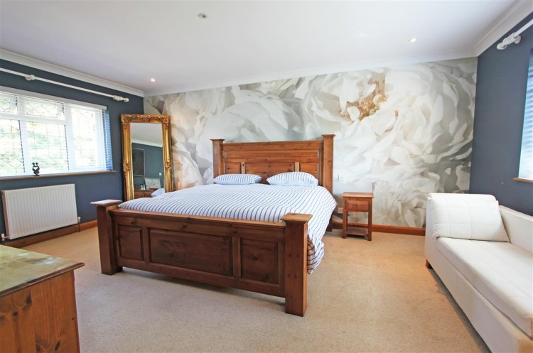 Images for Glebe Hyrst, South Croydon