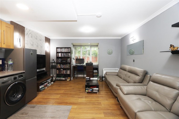 Images for Foxglove Way, Croydon